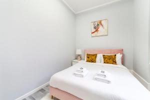 Vibrant 2 BR flat in Victorian house, Earls Court