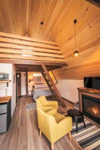 Luxury Cabin with Outdoor Tub ArtBliss IV
