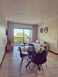 Bright & Airy Lonehill Apartment - Sandton