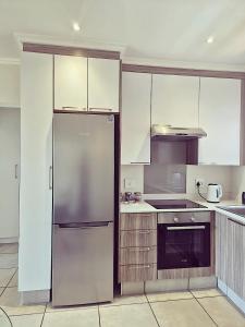 Bright & Airy Lonehill Apartment