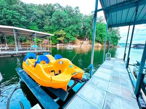 Lakehouse wPools, hottub, Dock, Sauna,Playground