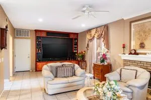 Spacious 3BR Retreat with Loft & Mountain Views - 福特希尔兰赫