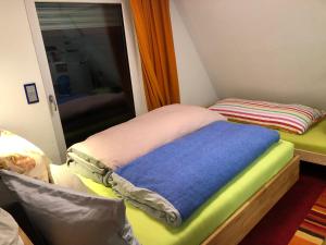 Aussichtszimmer mit modernem Glasbad und Balkon