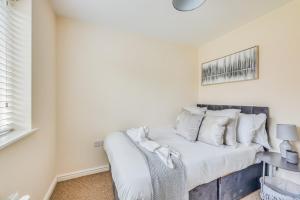 Detached House in Brooklands - Prime Location - Driveway Parking, Self-Check-In, Fast WiFi and Smart TV by Yoko Property