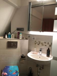Aussichtszimmer mit modernem Glasbad und Balkon