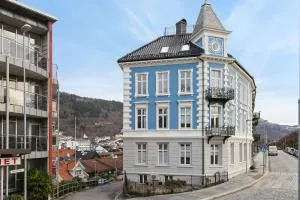 Sjarmerende leilighet med utsikt, spa-bad og park - Knarrvika