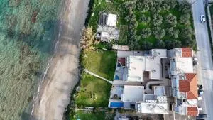 Adelphes Beachfront Apartment with direct connection to the beach - Kalami