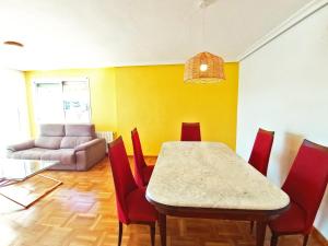 Amplio y luminoso en urbanización con piscina y garaje privado