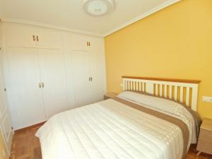 Amplio y luminoso en urbanización con piscina y garaje privado