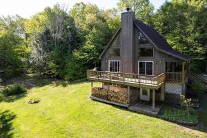 Private Chalet with Fire Pit Deck and Large Yard