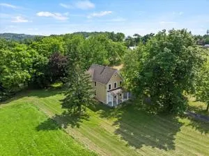 Hudson Restored Farmhouse with Fire Pit - Kinderhook