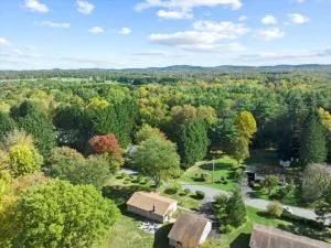 Cozy Home with Hot Tub Game Room and Fire Pit - Wallkill