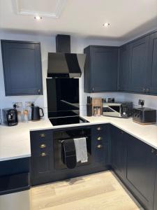 Brand New City Centre Apartment - Free offsite Parking Available