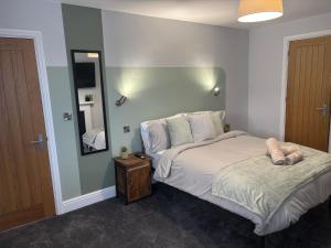 Brand New City Centre Apartment - Free offsite Parking Available