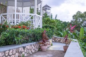 Hummingbird Retreat - Luxury Oceanview Apt, 7-Minute Walk to Beach