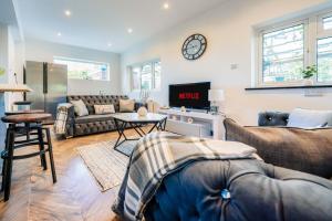 Four Bedroom House by Brookland Stays Serviced Accommodation Short Lets Bushey with Free WiFi