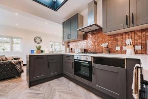 Four Bedroom House by Brookland Stays Serviced Accommodation Short Lets Bushey with Free WiFi