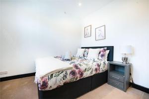 Four Bedroom House by Brookland Stays Serviced Accommodation Short Lets Bushey with Free WiFi