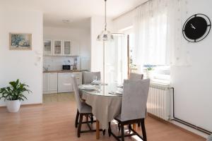 Big and comfortable apartment Rosmarino Brodarica