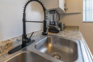 Serene Oasis - Sleeps 11 - Palm Waves Stays