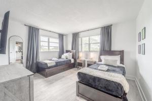 Serene Oasis - Sleeps 11 - Palm Waves Stays