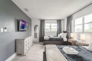 Serene Oasis - Sleeps 11 - Palm Waves Stays