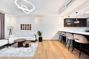 Stunning 1BR Haven with Canal Views, Gym and Pool