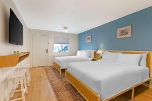 Queen Room with Two Queen Beds - Pet-Friendly/Non-Smoking room in Americas Best Value Inn Tucson