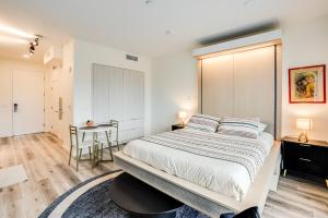 View of Hollywood Sign Studio, Free Parking