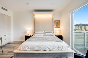 View of Hollywood Sign Studio, Free Parking