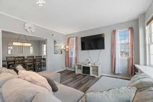 Escape to Raleigh Ave Glamour - Steps to the Beach - 文特诺市