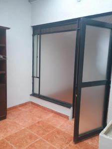 Habitaciòn calida y amplia para 2 o 3 personas