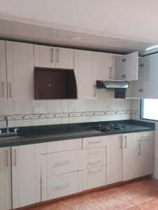 Habitaciòn calida y amplia para 2 o 3 personas
