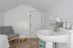 Chic Farmhouse Woodstock Saugerties Skiing HITS