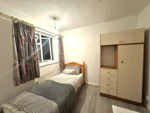 Stevenage Town Centre Hostel - Budget Single Room - Shephall