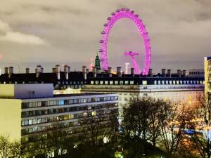 Prime Central Location by London Eye - Direct View - Entire Flat for 3 Adults & 1 Child
