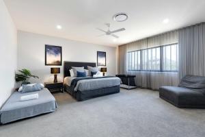 Luxe Capri 5BR Villa, Heated Pool, Steps to beach