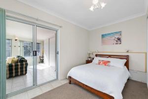 Bayview Towers 6, 15 Victoria Pde - stunning water views