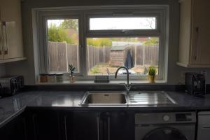 4 Bed Home FREE Parking, Garden