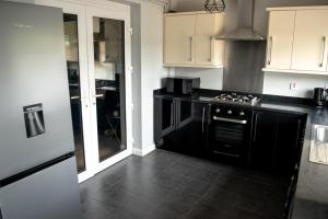 4 Bed Home FREE Parking, Garden