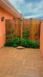 Casa próximo da praia do Perequê com garagem, churrasqueira e ar condicionado