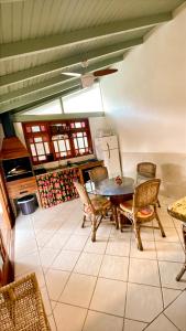 Casa independente com garagem, churrasqueira e ar condicionado