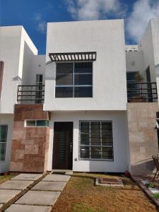 Casa Mision Comoda casa en fraccionamiento con alberca Facturamos