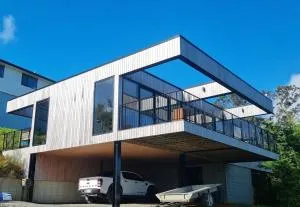 New home with tree top and ocean views - 但尼丁