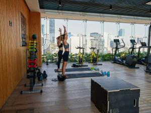 Loft -Skyline view- Rooftop pool, gym, bbq & more