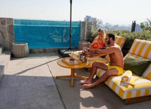 Loft -Skyline view- Rooftop pool, gym, bbq & more