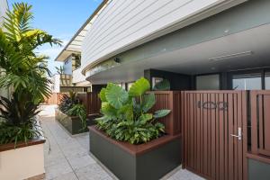 Executive 1 bed opposite Long Reef Golf Course