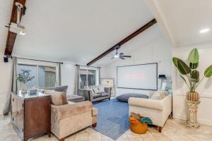 Saddle Up Stay Vacational Home Pool Tennis Court & TV Projector!