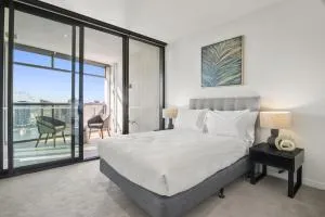 Stunning 2-Bed Apartment with Water Views - Melbourne