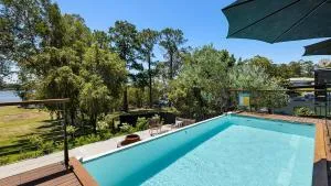 Rivers Edge Oasis -Karuah, infinity pool and private cinema room - Glenwilliam